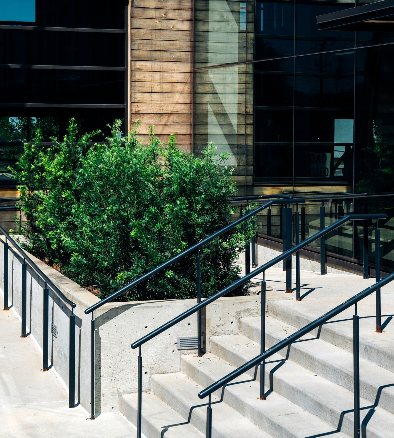 á'• á' How To Choose The Best Handrails For Outdoor Steps